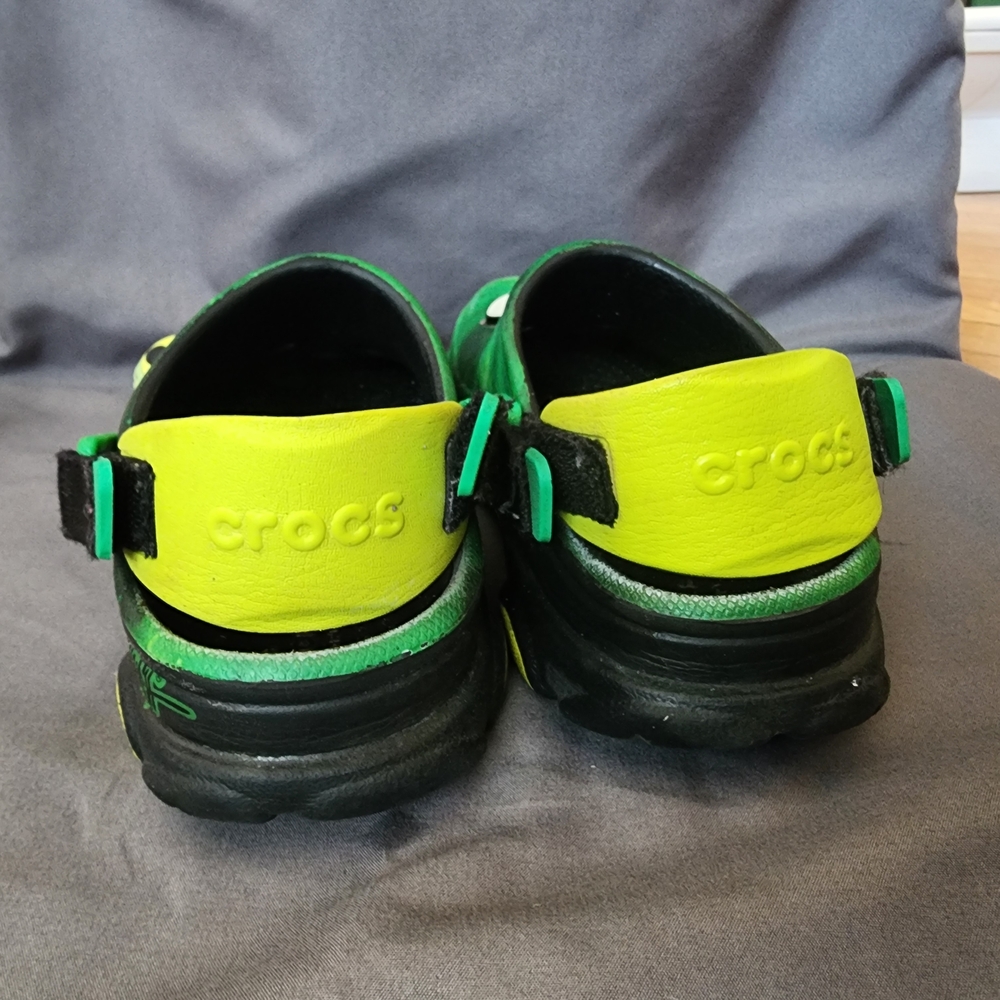 CROCS Green Kids Sandals with Alien Charms - Picture 6 of 9